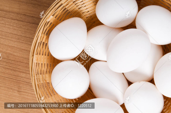 許多白色的雞蛋放在木制的桌子上