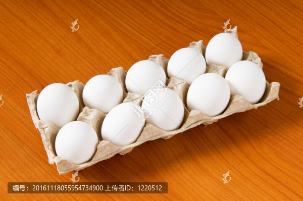 許多白色的雞蛋放在木制的桌子上