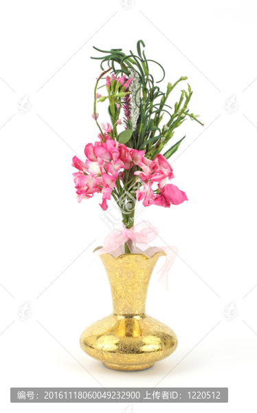 在一個金色的花瓶里的花朵