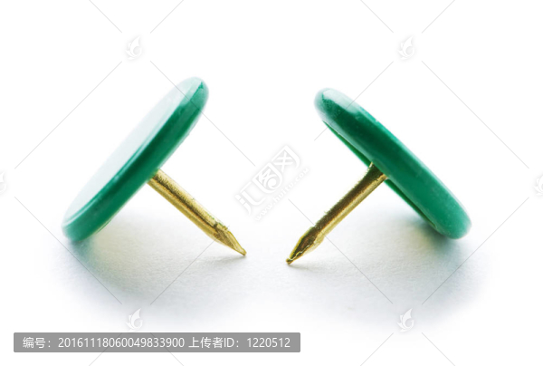 白色背景上的彩色辦公室別針