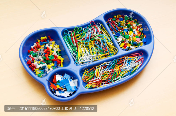 各種彩色辦公用品的持有人