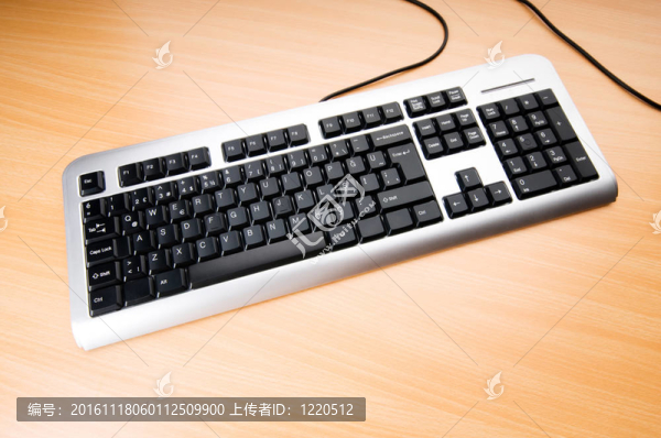木拋光桌上的電腦鍵盤