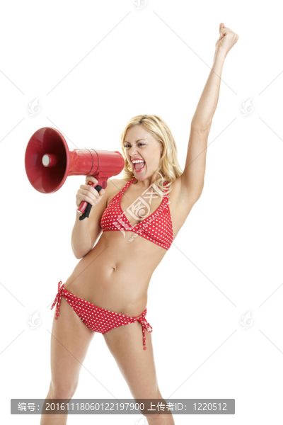 激發(fā)熱的年輕女人尖叫到擴音器