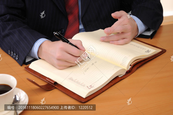 年輕的商人在一間辦公室工作
