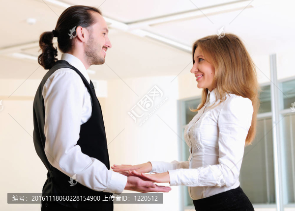 年輕的女孩，她拍了拍手
