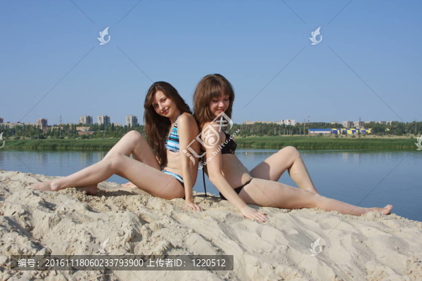 兩個(gè)美麗的女孩在一個(gè)沙坑
