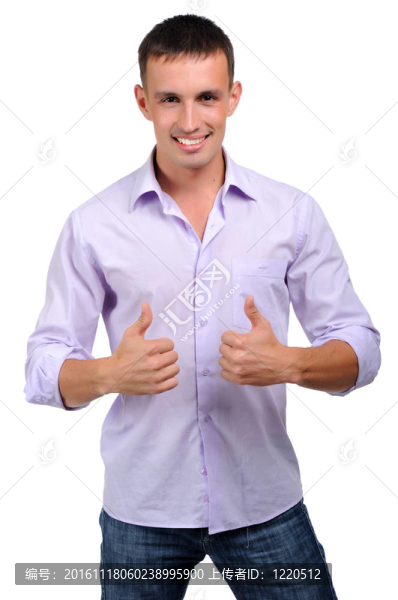 穿著牛仔褲的年輕人