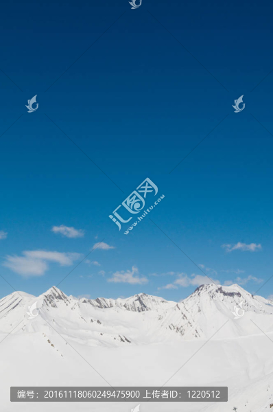 在冬天的雪下的高山