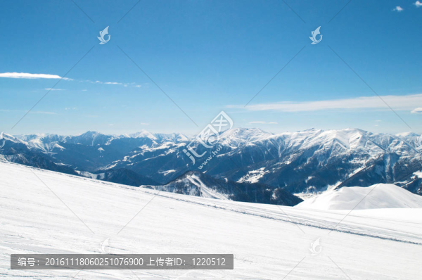 在冬天的雪下的高山