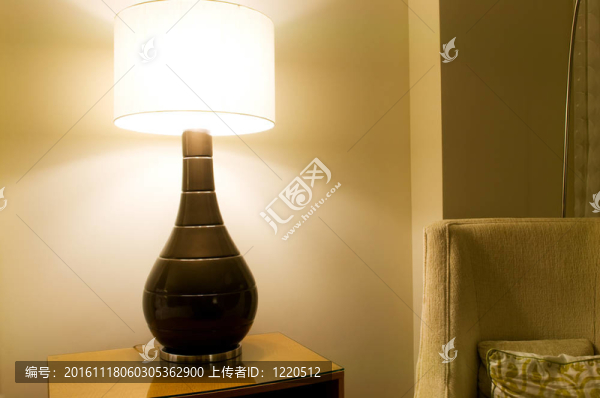 房間內(nèi)部-光站在桌子上