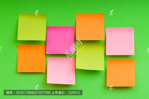 鮮艷的彩紙上的提醒筆記