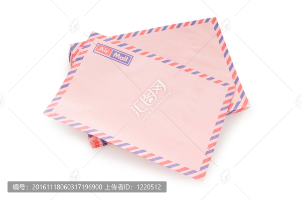 郵件概念與許多信封在桌子上
