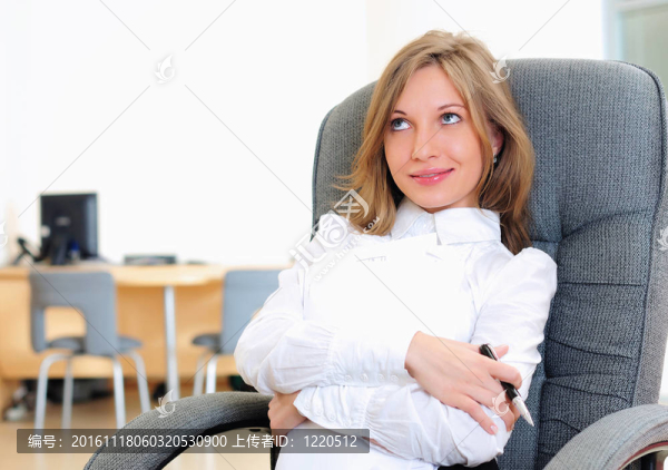 在他的辦公室里的年輕女孩