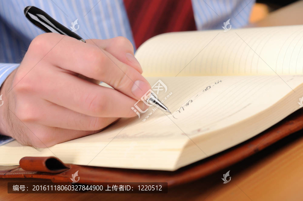 年輕的商人在一間辦公室工作