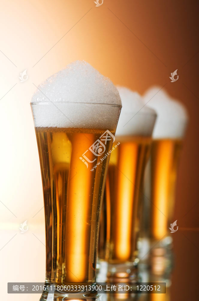 啤酒眼鏡對彩色梯度背景