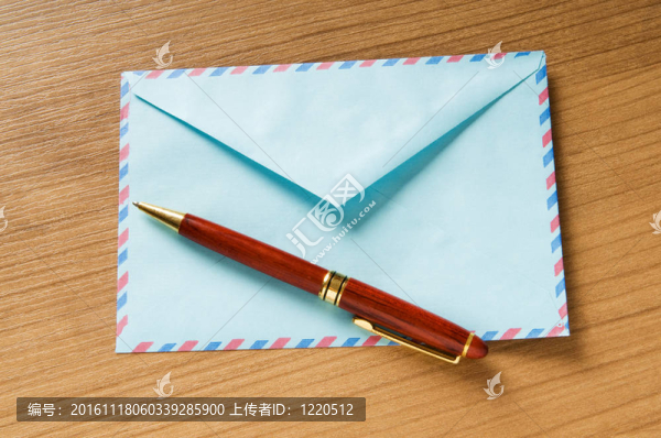 郵件概念與許多信封在桌子上