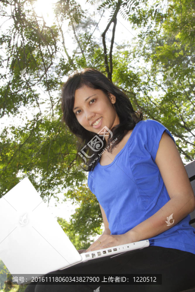 女人用她的筆記本電腦