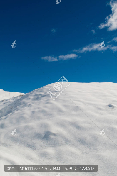 在冬天的雪下的高山