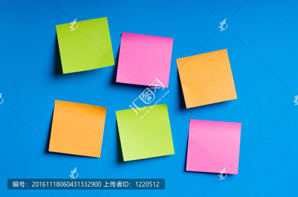 鮮艷的彩紙上的提醒筆記