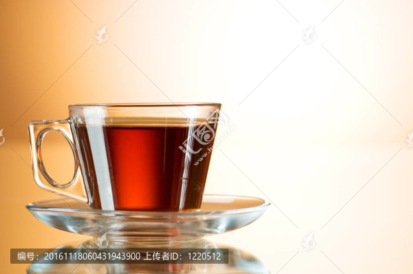 在反射面上的一杯茶