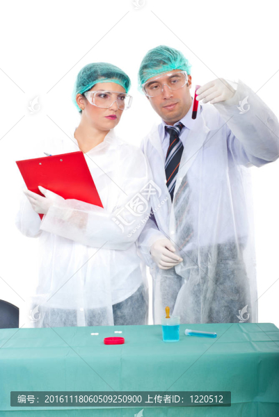 兩名研究人員在實驗室用試管