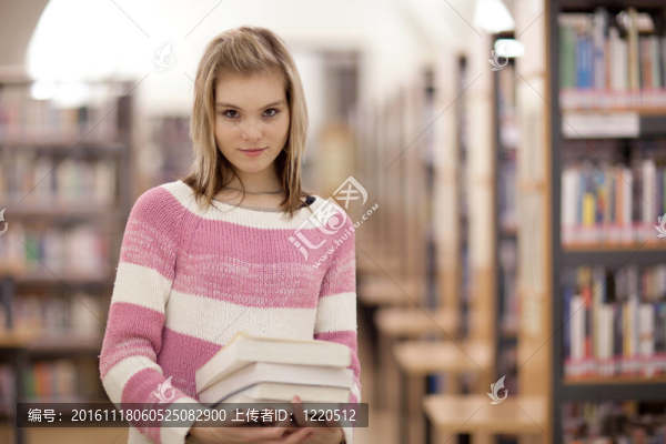 漂亮的女大學生在圖書館