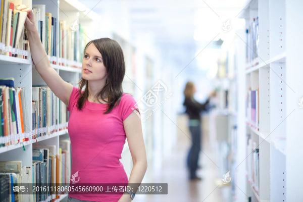 圖書館里年輕漂亮的大學生