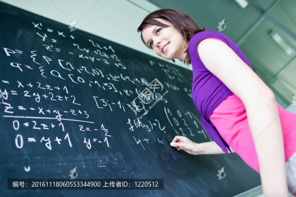 年輕漂亮的大學(xué)生寫在黑板上/黑板上數(shù)學(xué)課中