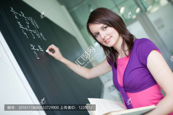 年輕漂亮的大學(xué)生寫在黑板上/黑板上數(shù)學(xué)課中