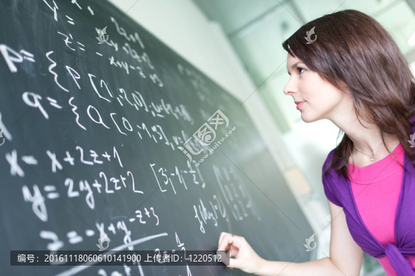 年輕漂亮的大學(xué)生寫在黑板上/黑板上數(shù)學(xué)課中