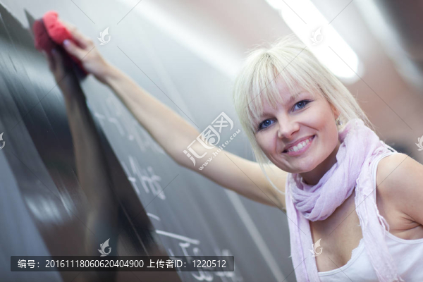 年輕漂亮的大學(xué)生擦黑板/黑板上數(shù)學(xué)課中