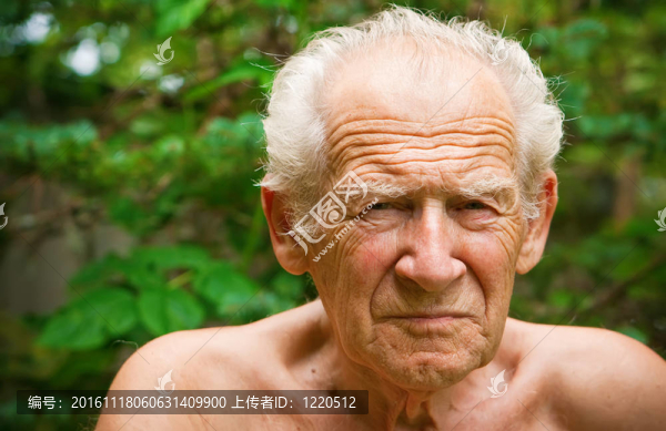 不悅的皺著眉頭的老人