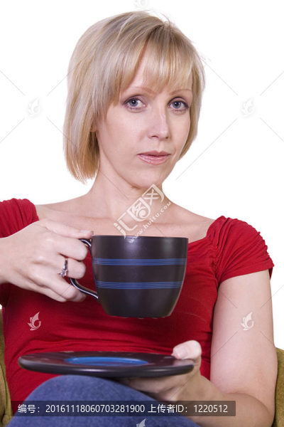 坐在椅子上喝咖啡的女人