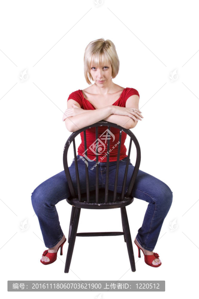 時(shí)尚時(shí)尚模特金發(fā)坐在椅子上