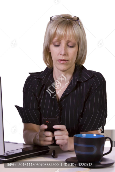 女商人在伏案工作