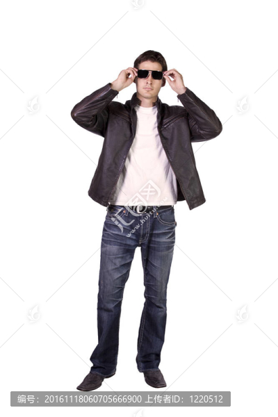 帶外套和太陽眼鏡的男模特