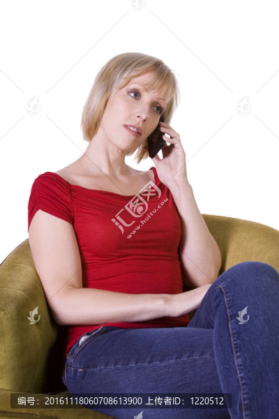 在家里用手機(jī)交談的婦女