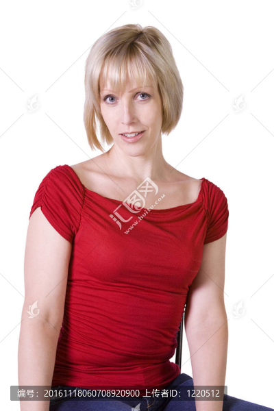 時(shí)尚時(shí)尚模特金發(fā)坐在椅子上