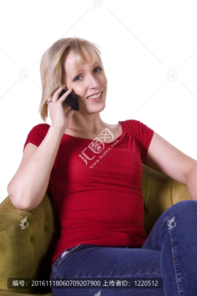 在家里用手機(jī)交談的婦女