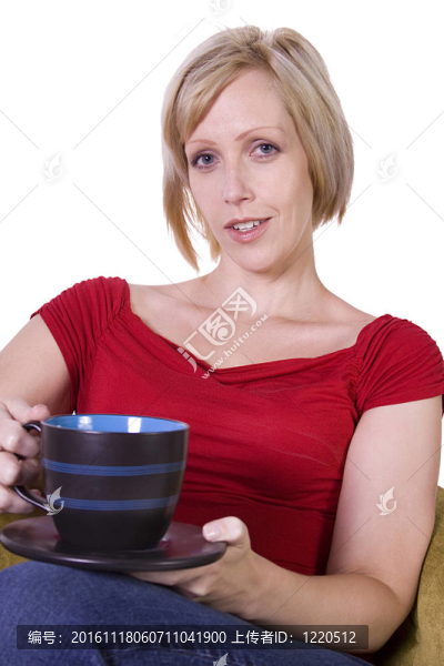 坐在椅子上喝咖啡的女人