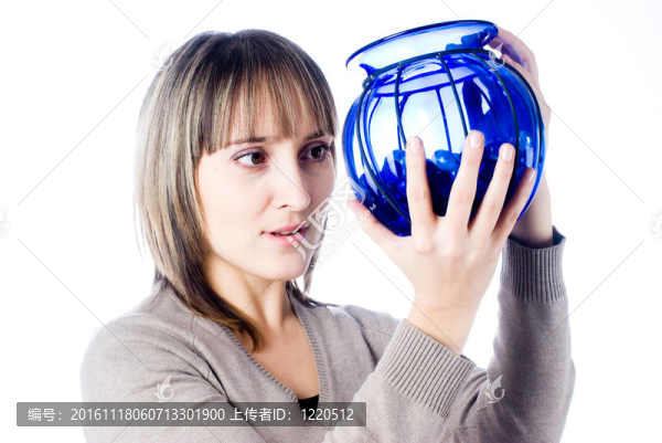 帶花瓶的年輕女人