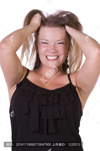 年輕女子拉著她的頭發(fā)