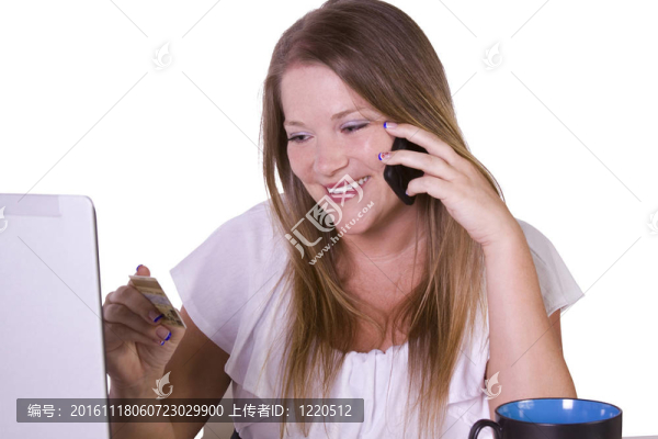 漂亮女人用信用卡購物