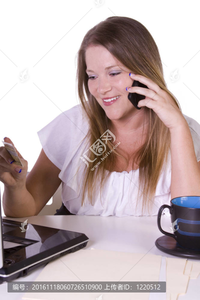 漂亮女人用信用卡購(gòu)物