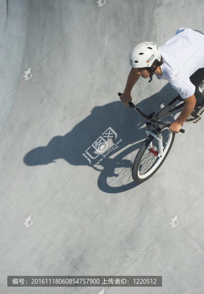 在滑板公園的少年