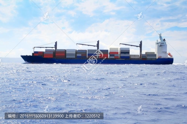 遠(yuǎn)洋商船航行藍(lán)海