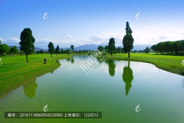高爾夫球場青草湖倒影