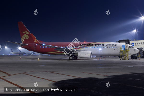 夜晚的深圳航空