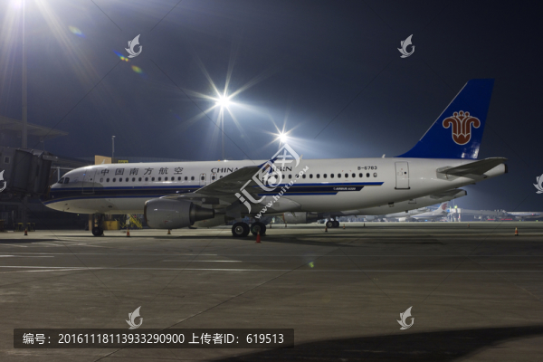 夜晚的中國南方航空客機(jī)