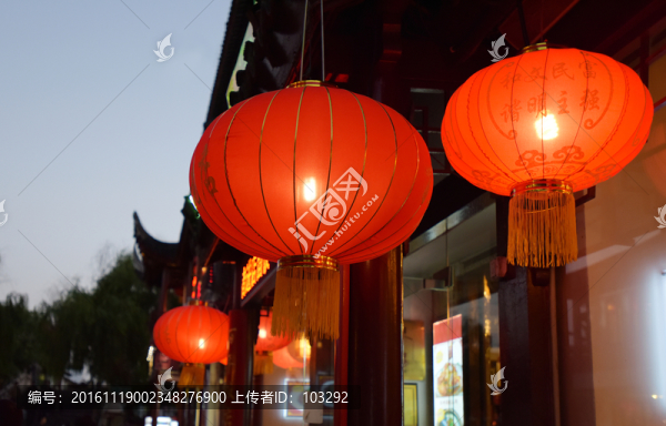 大紅燈籠高高掛